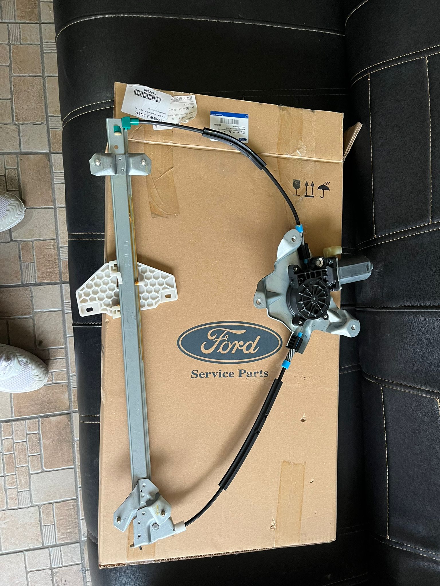 Ford Connect Sağ Ön Cam Krikosu (Sıfır Kutulu)